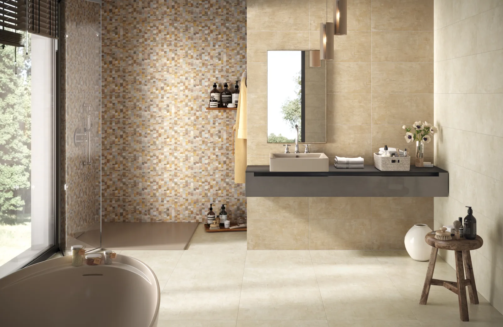 Badezimmer mit Patchwork-Dekorwand, Wanne und Waschtisch, Naxos Pictura Veleia 60x60 cm.