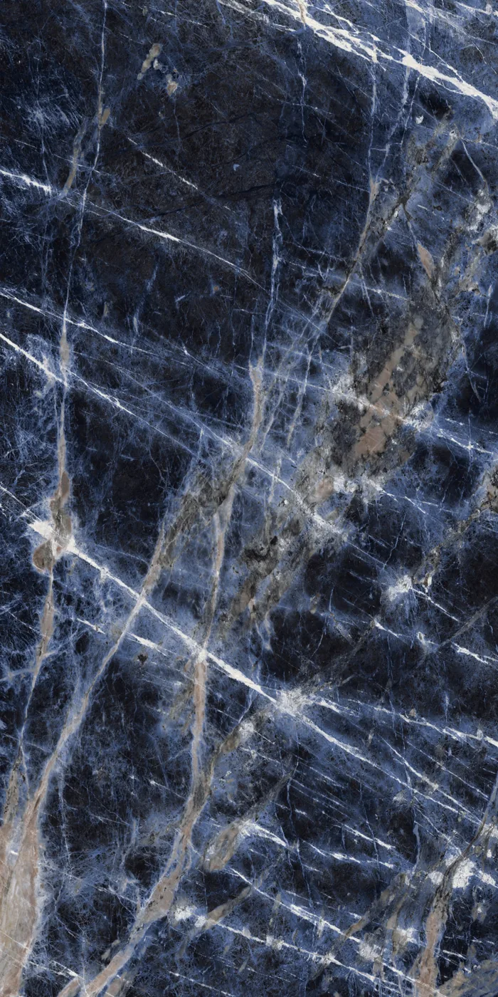 Tiefblaue Marmoroptik-Platte 160x320 cm, glänzend, mit weißen sowie grauen Adern, Bookmatch-Motiv gespiegelt.