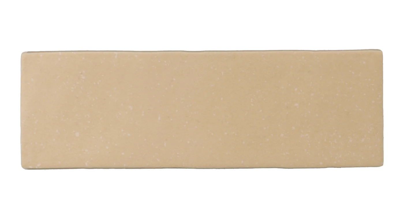 Längliche Fliese im Format 5x15 cm in sandfarbenem Beige mit matter, natürlich changierender Oberfläche.