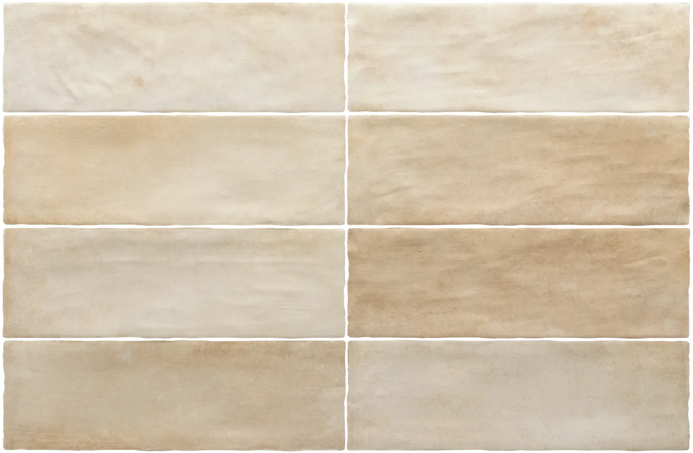 Sandbeige Steingut-Wandfliesen im Format 6,5×20 cm im Riemchenverband, matte Oberfläche mit wolkigen Nuancen.