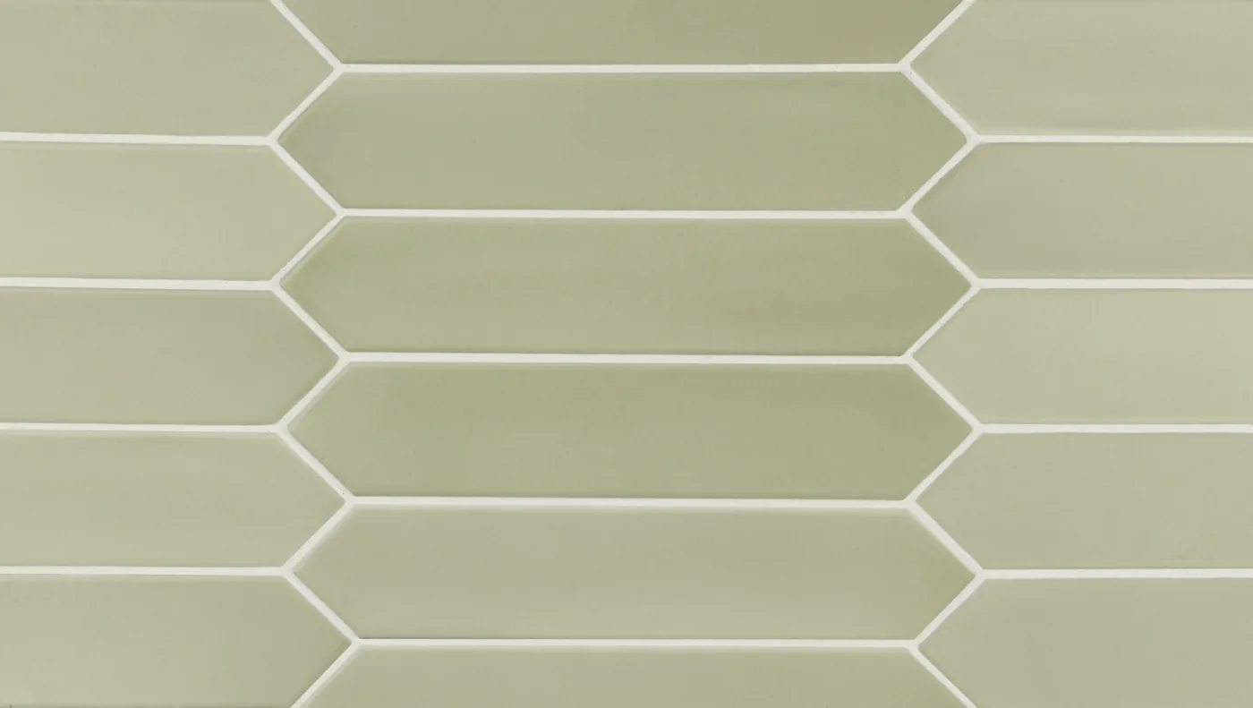 Olivgrüne, spitz zulaufende Wandfliese 5×25 cm, matt glasiert mit warmem Grünton und leichter Schattierung.
