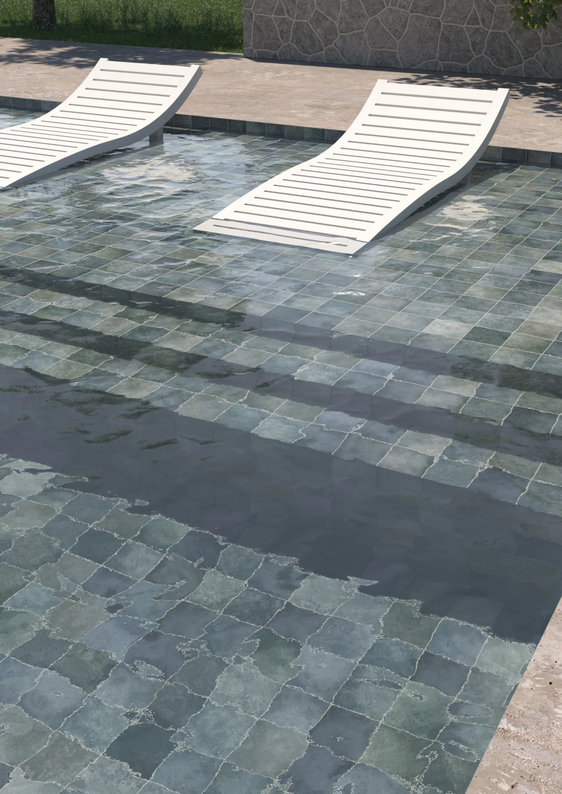 Dunkel-petrolfarbene Poolfliesen mit weißer Sonnenliege und schimmernder Wasserfläche im Sonnenlicht.