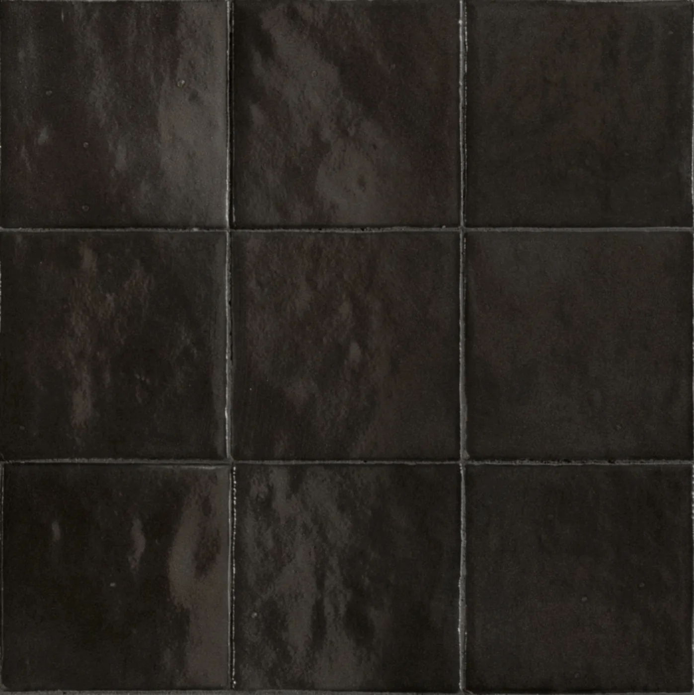 Glänzende Wandfliesen 10x10 cm in Schwarz mit bräunlichem Schimmer und unebener, spiegelnder Glasur