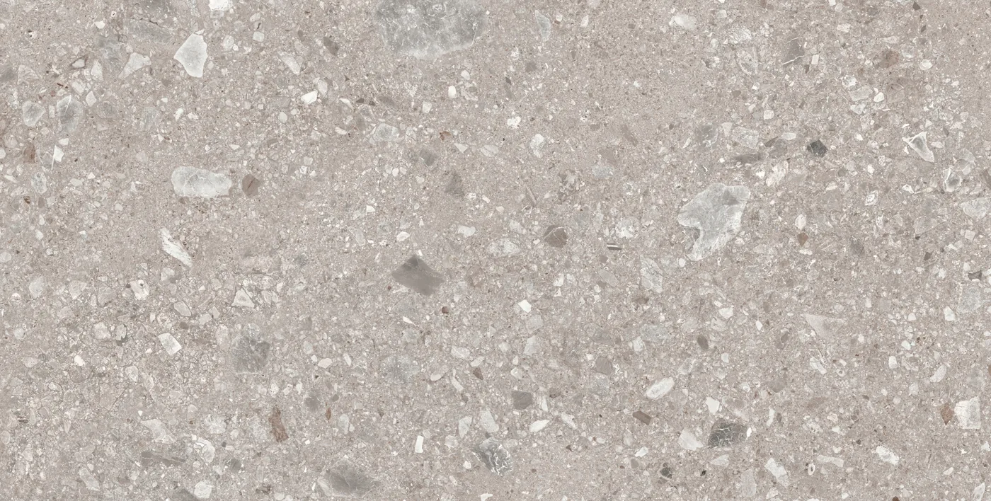 Graubeige Fliese in Konglomerat-Steinoptik, 75x150 cm, matte Oberfläche, mit hellen und dunklen Gesteinsbrocken.