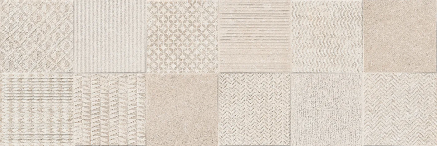 Cremeweiße Wandfliese 30×90 cm in Quadrate geteilt, mit Reliefmustern aus Kreisen, Rillen, Fischgrät und glatter Fläche.