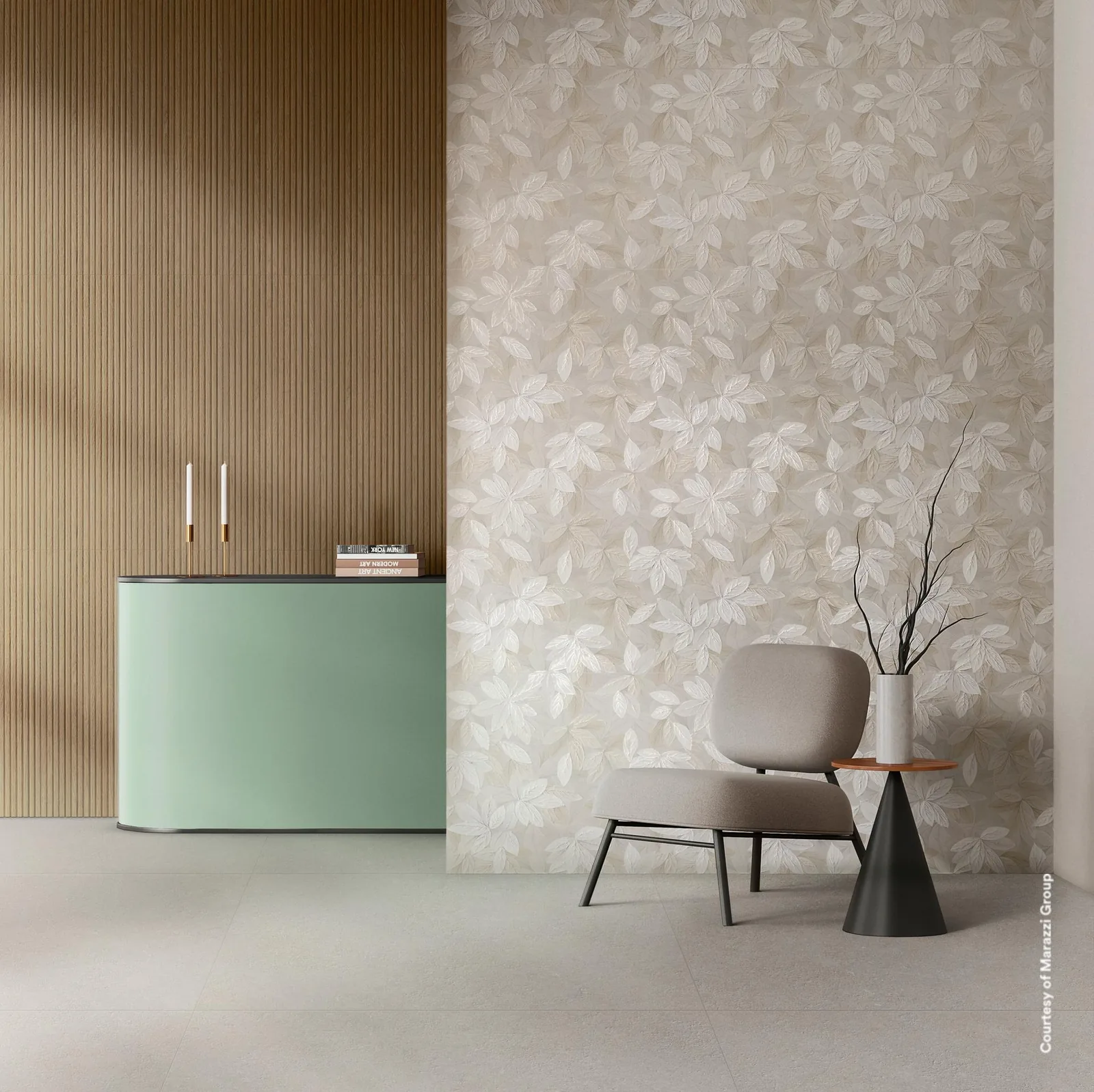 Raum mit Sessel, Beistelltisch und grünem Schrank vor einer Wand mit hellen Blättern in Weiß, Greige und Beige.