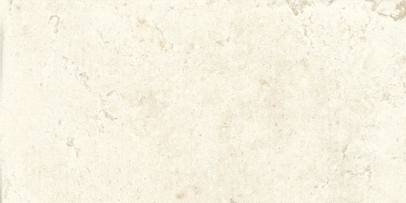 Cremeweiße Steinoptik-Fliese mit ruhiger Fläche und zarten hellen Wolken, 20×40 cm, in rutschhemmender Strukturoberfläche
