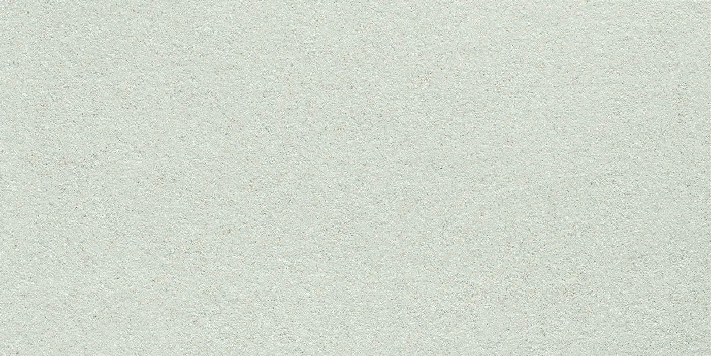 Hell graugrüne Wandfliese 40×80 cm mit glatter, nahezu ebener Oberfläche und mattem Finish.