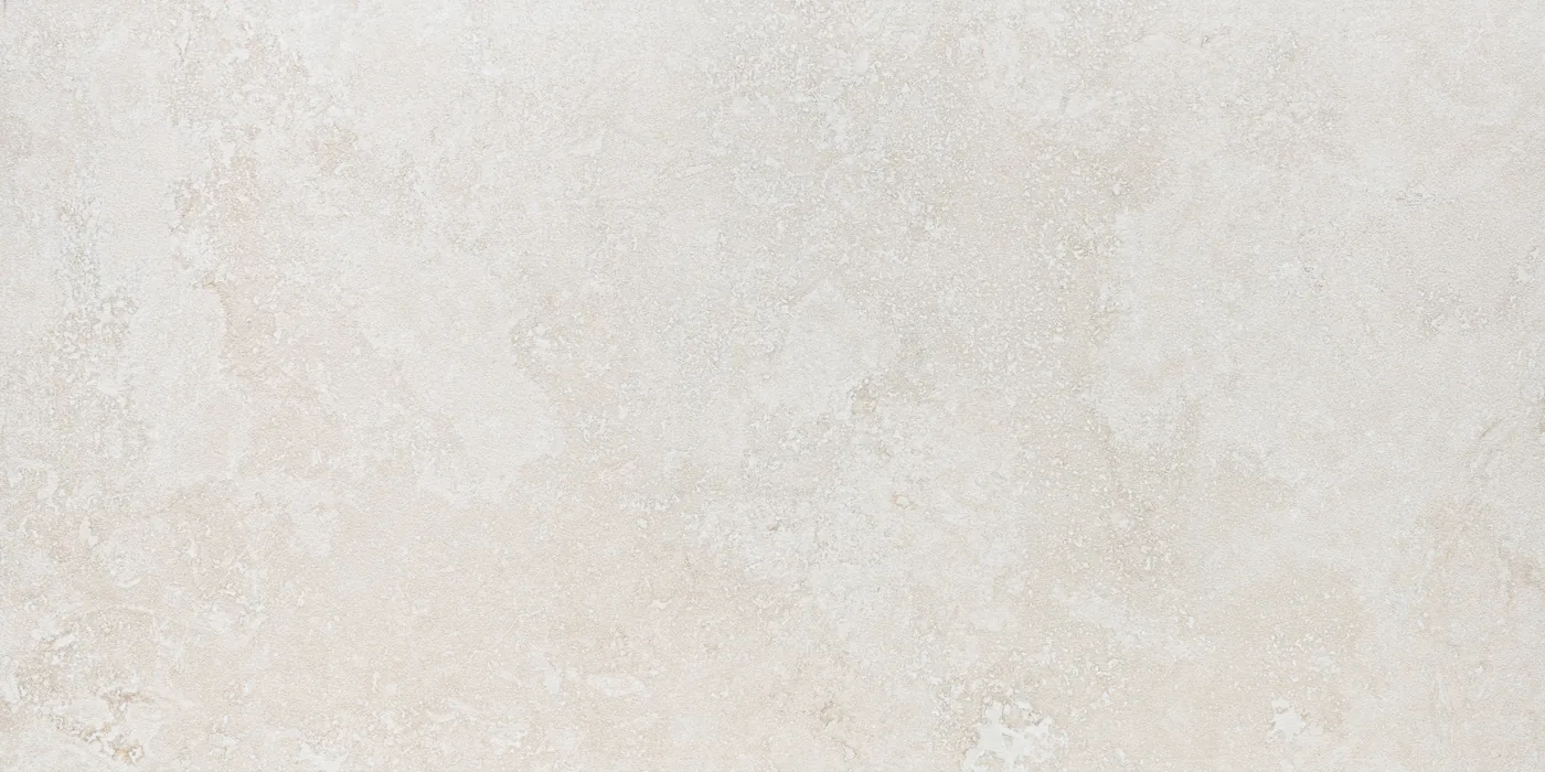 Cremeweiße Steinoptik-Fliese 60x120 cm, mattes Finish, zart wolkige Struktur mit feinen hellen Einschlüssen.