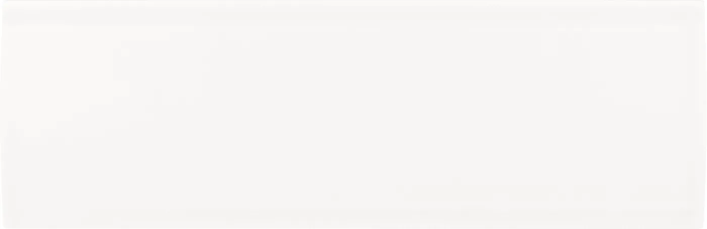 Konvex gewölbte Wandfliese 6,5×20 cm in cremigem Weiß, matt glasiert, frontal freigestellt vor weißem Grund.