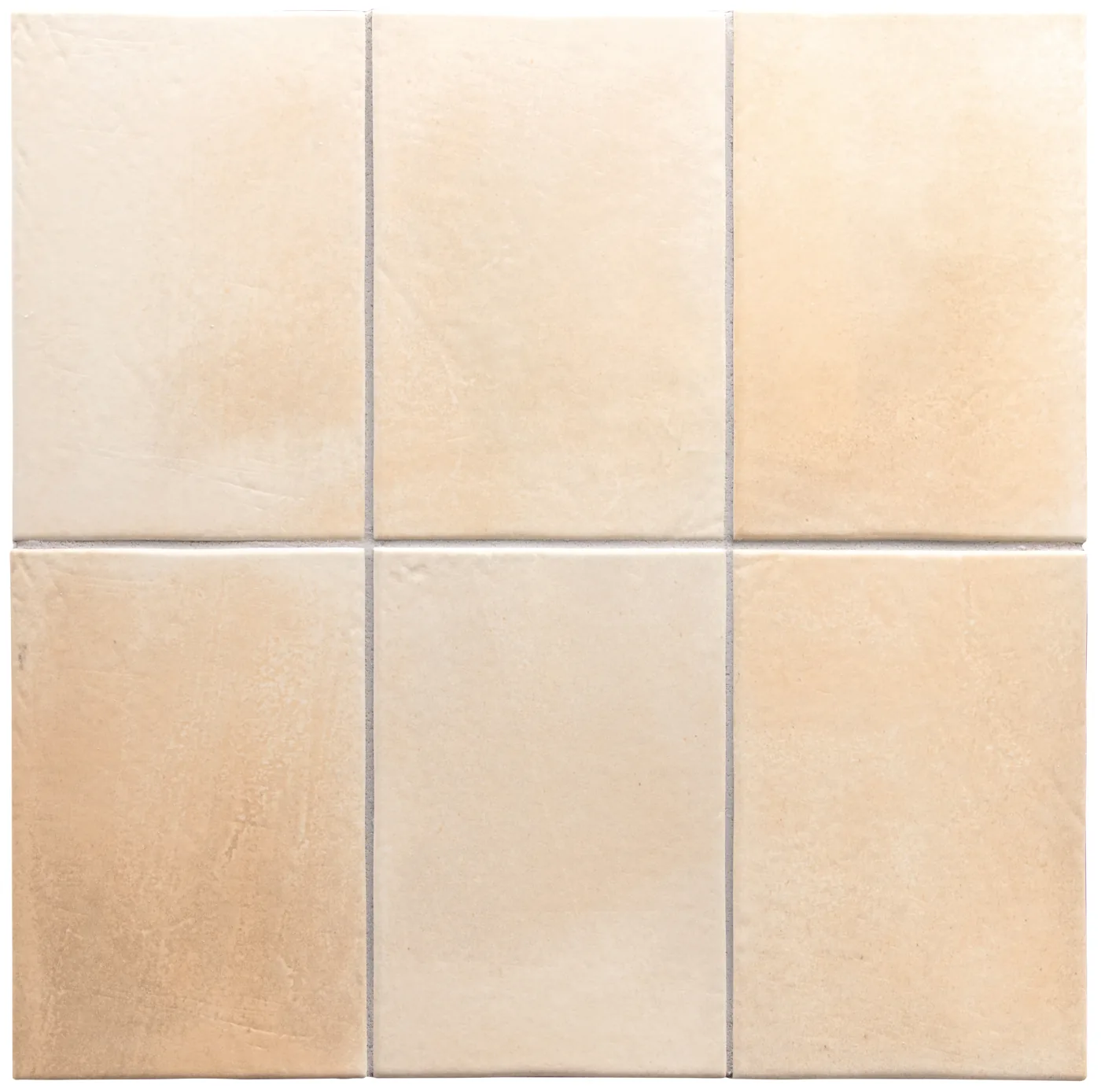 Warm sandbeige matte Fliesen im Format 10×15 cm, als 3×2-Raster verlegt, mit weicher Wolkung und pfirsichfarbenen Tönen.