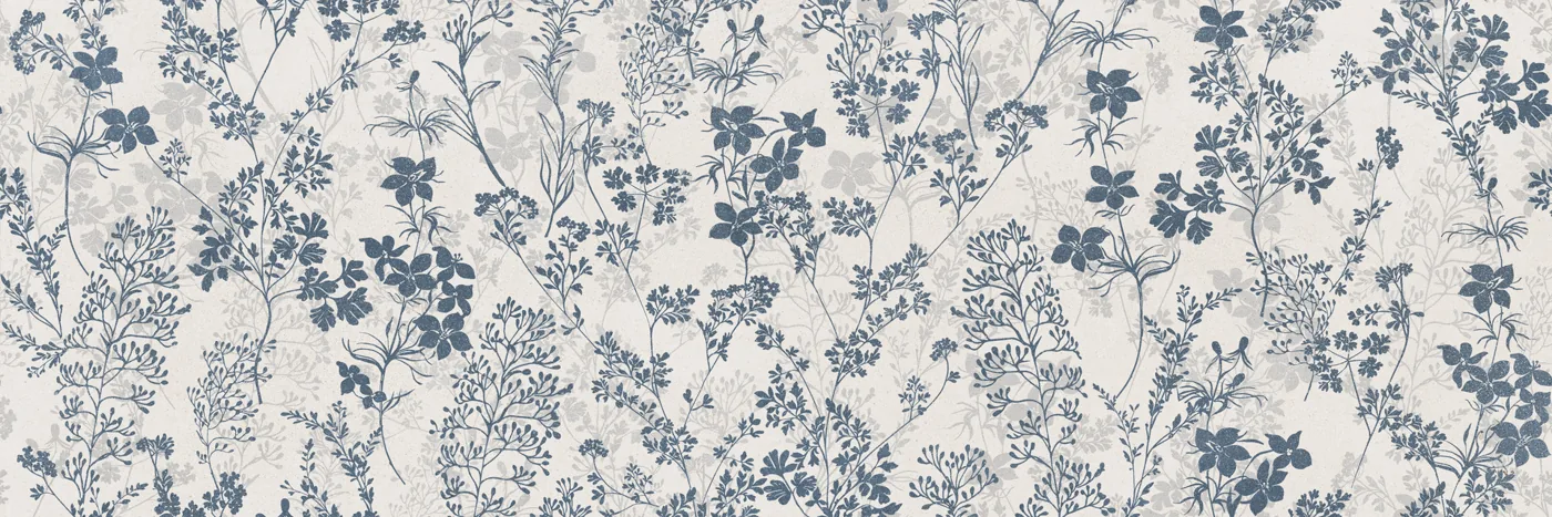Dekorfliese 40×120 cm mit floralem Muster aus Blütenzweigen in Blau auf hellem cremeweißem Grund, matte Oberfläche