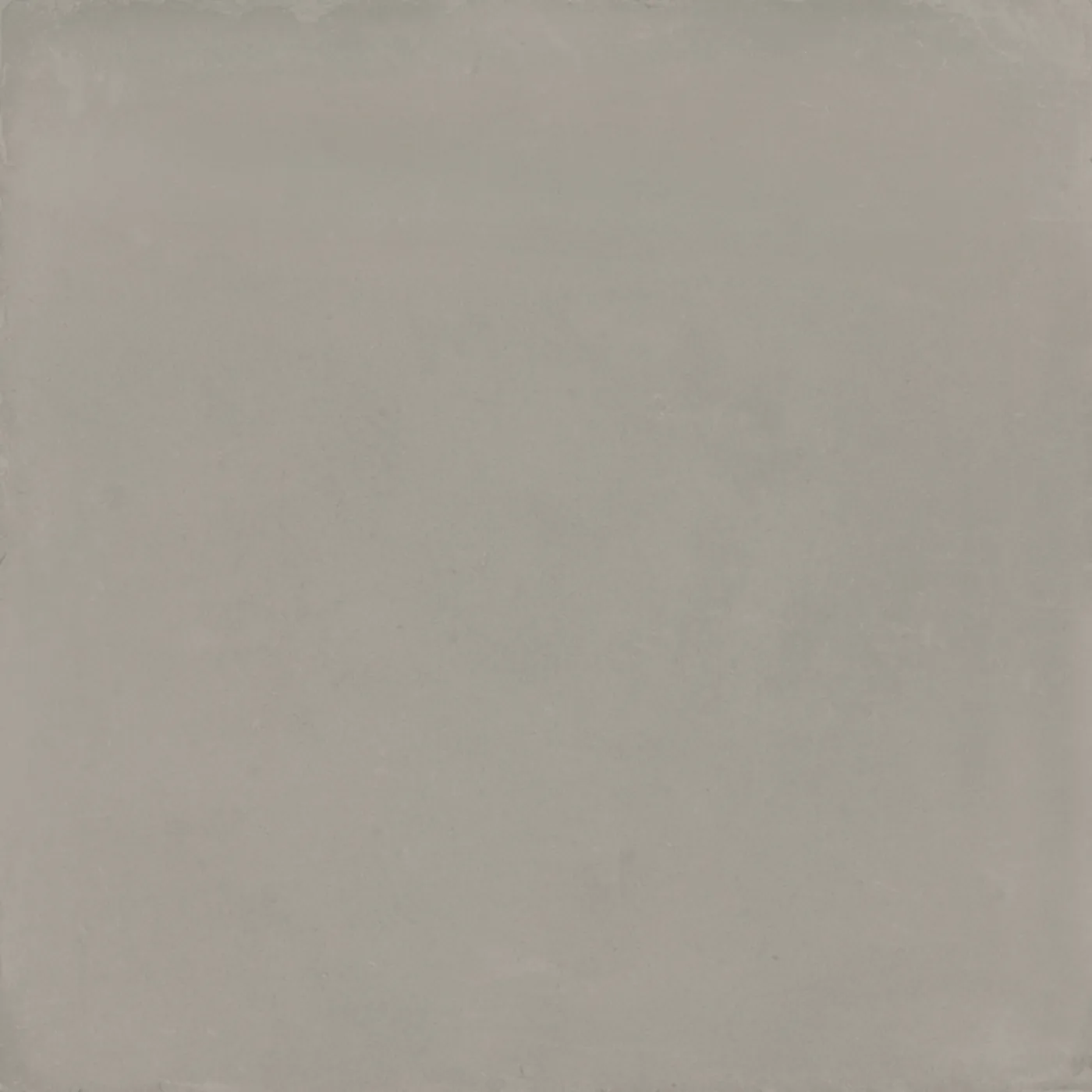 Hell warmgraue Quadrat-Fliese 20x20 cm in matter Zementoptik mit zarten Farbverläufen.