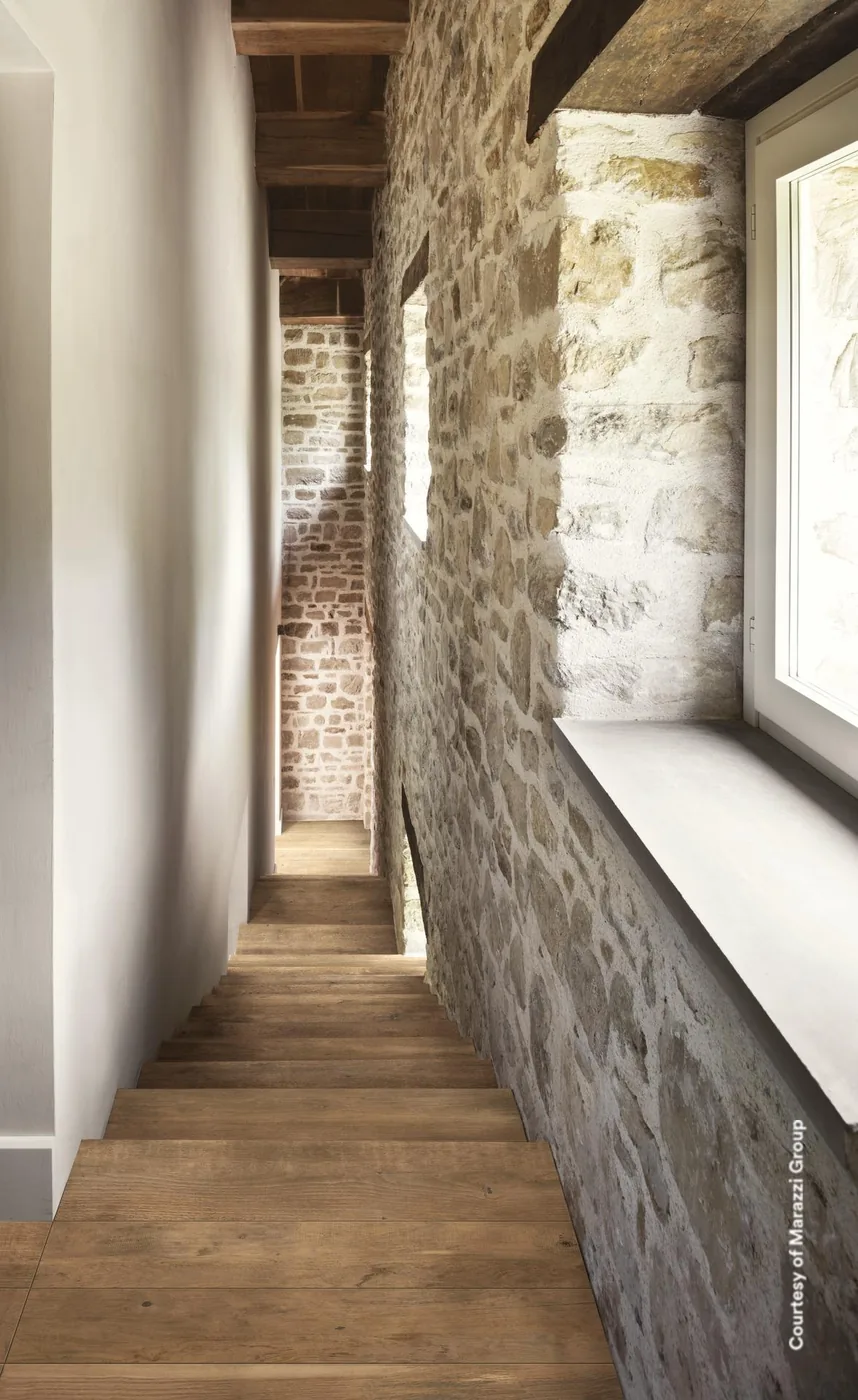 Treverkdear Natural 20x120 cm als Bodenbelag an einer Treppe im Natursteinhaus mit Bruchsteinwand