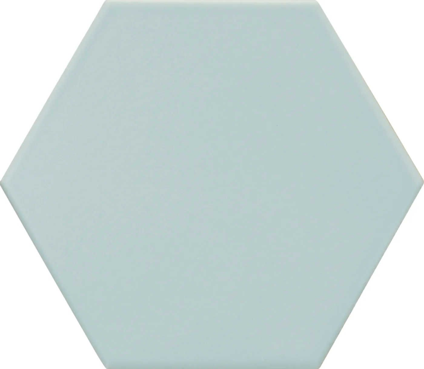 Sechseckige Fliese in hellem Pastellblau, matte Oberfläche, einfarbig ohne Muster, frontale Einzelansicht der Kachel.