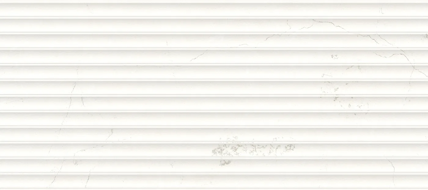 Weiße Wandfliese 60×135 cm mit waagerechten Rillen und vereinzelten zarten grauen Marmoradern, matt