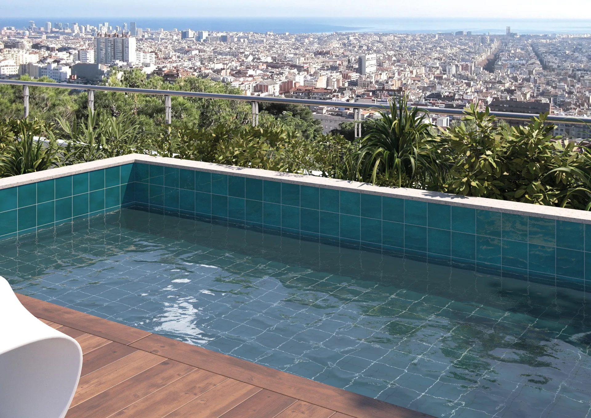 Türkis gefliestes Poolbecken auf einer Dachterrasse mit weitem Blick über die Stadt bei Sonne.