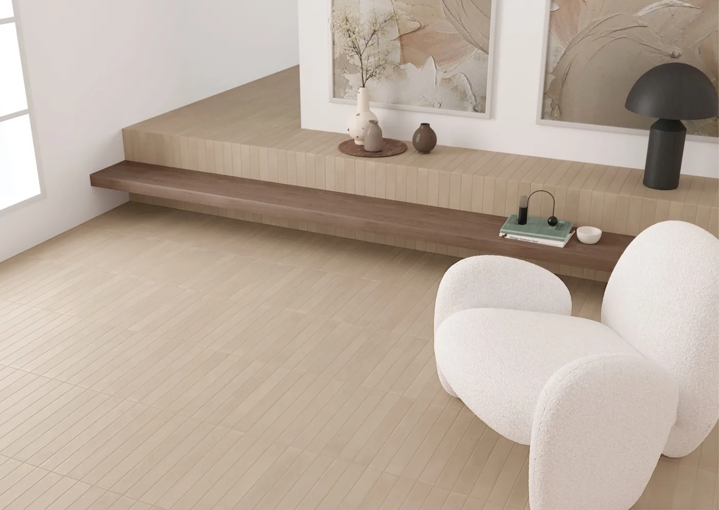 Equipe Corsica Golden Clay 5x40 cm als sandbeiger Wohnraumboden, vertikal verlegt mit Bouclé-Sessel.