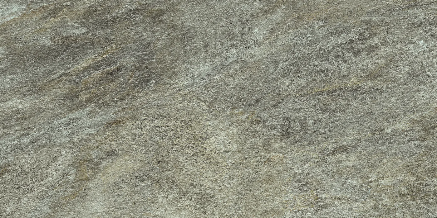 Graubraune Natursteinoptik im Format 60×120 cm mit rostbraunen Adern und körniger, matter Quarzit-Fläche.