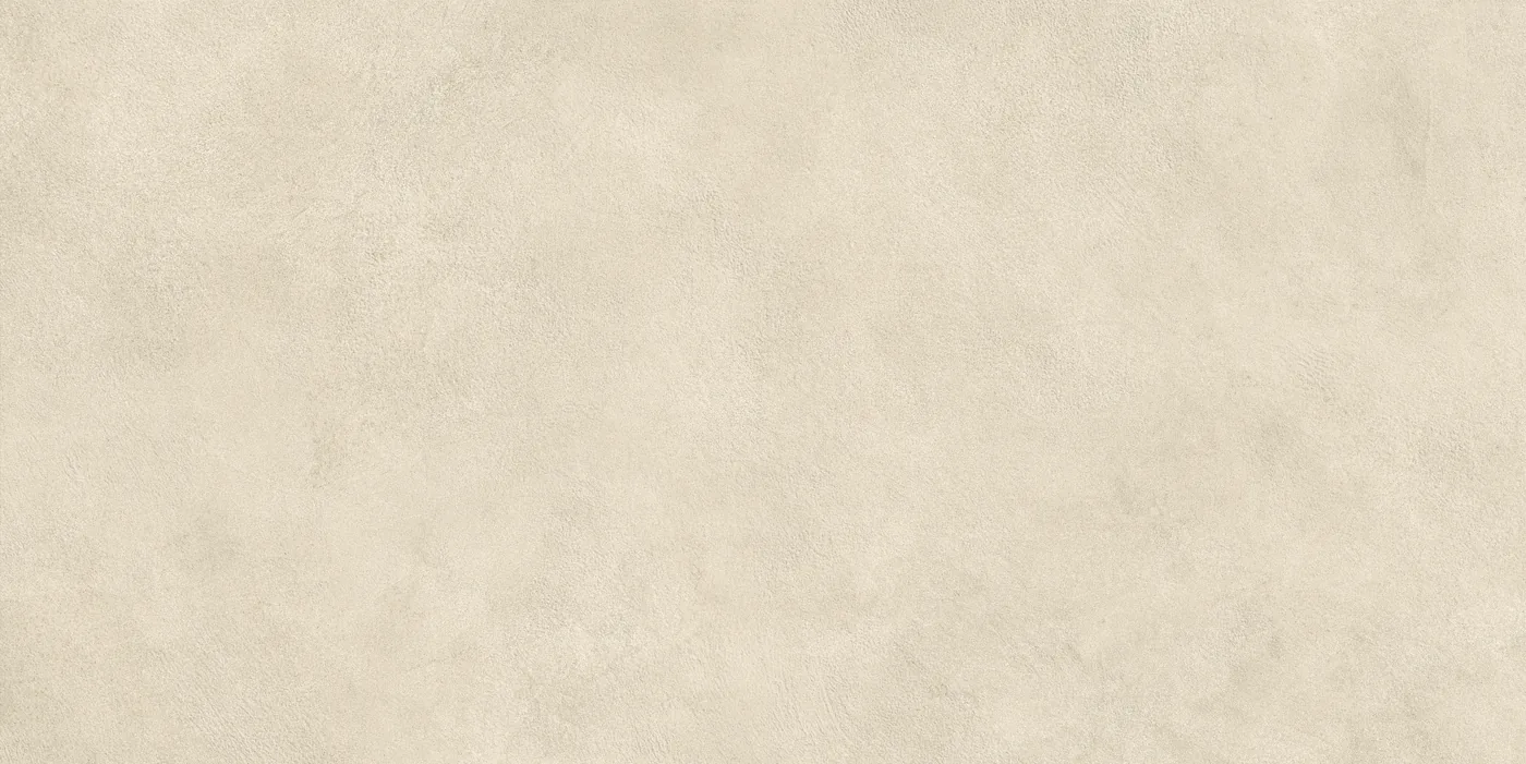 Hellbeige Betonoptik-Fliese 60×120 cm mit Grünschimmer, matt, mit feiner Körnung und wolkiger Lasur.