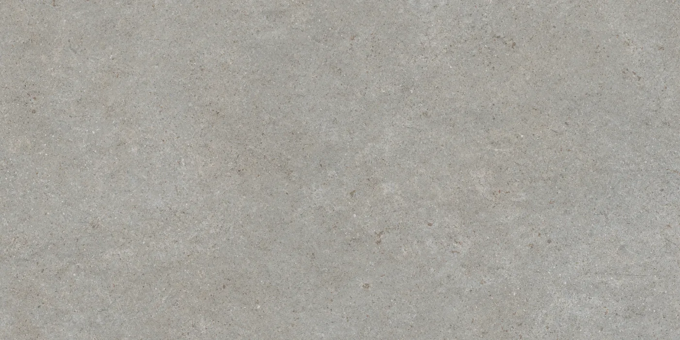Hellgraue Betonoptik-Fliese 30x60 cm mit feiner, wolkiger Schattierung und leichter Körnung, matt.