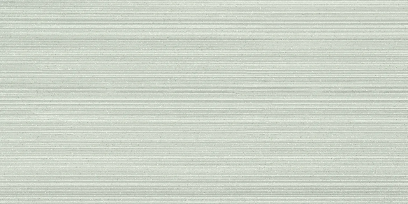 Hell graugrüne Wandfliese 40×80 cm mit feiner horizontaler Rillenstruktur und matter Oberfläche.