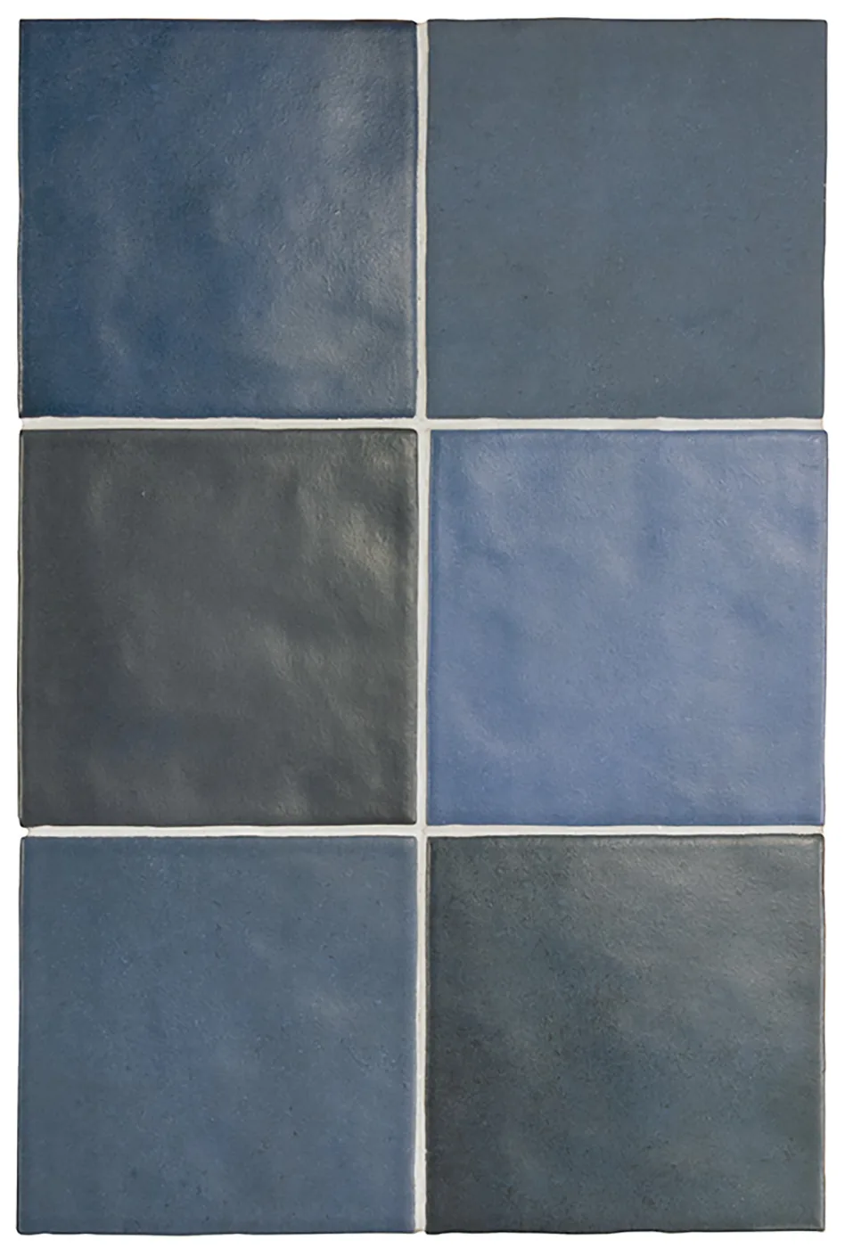 Graublaue matte Steingut-Wandfliese, 13,2×13,2 cm, quadratisch im Raster verlegt, mit changierendem Farbspiel.