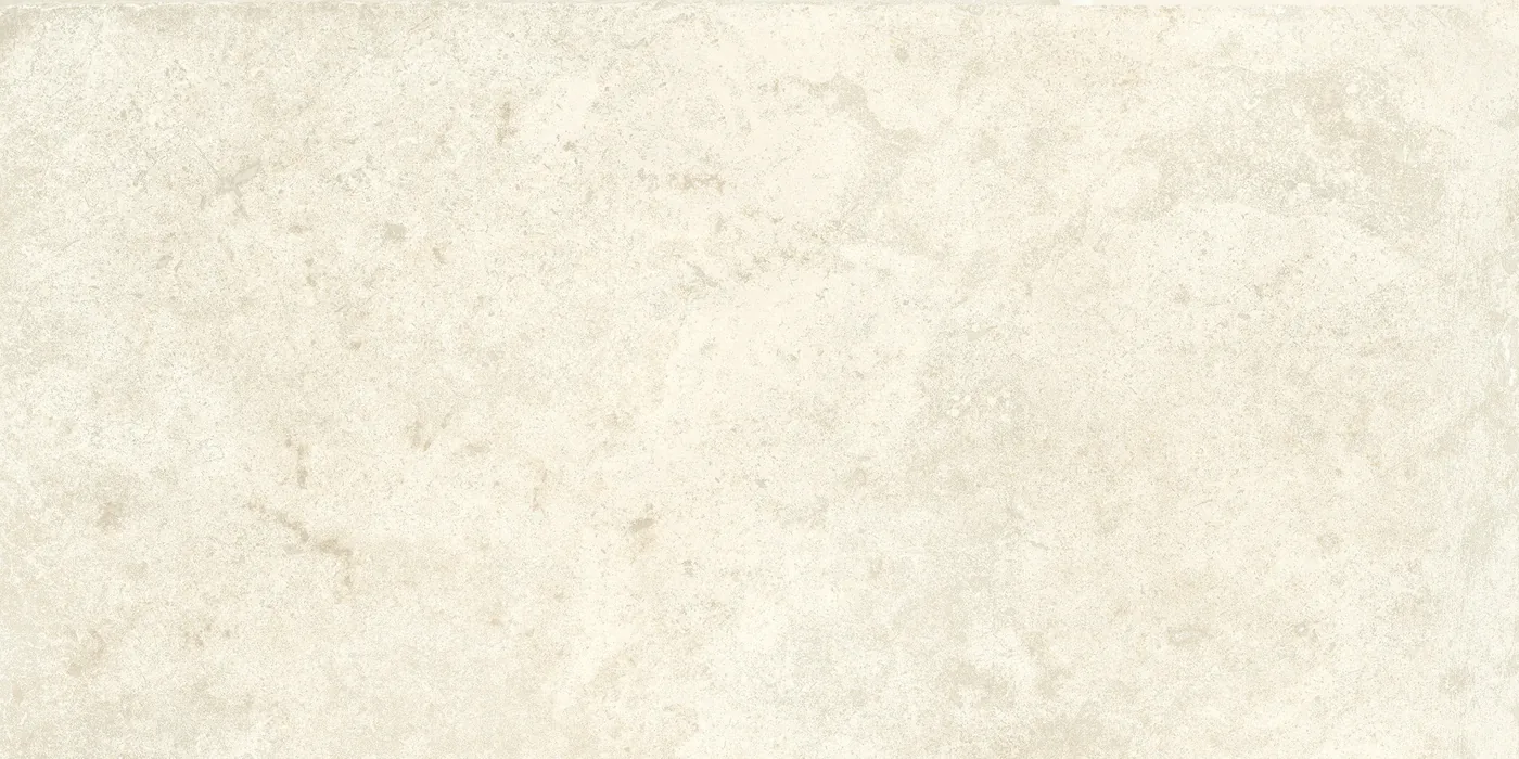 Cremeweiße Steinoptik-Fliese mit ruhiger Fläche und zarten hellen Wolken, 30×60 cm, in samtig matter Oberfläche