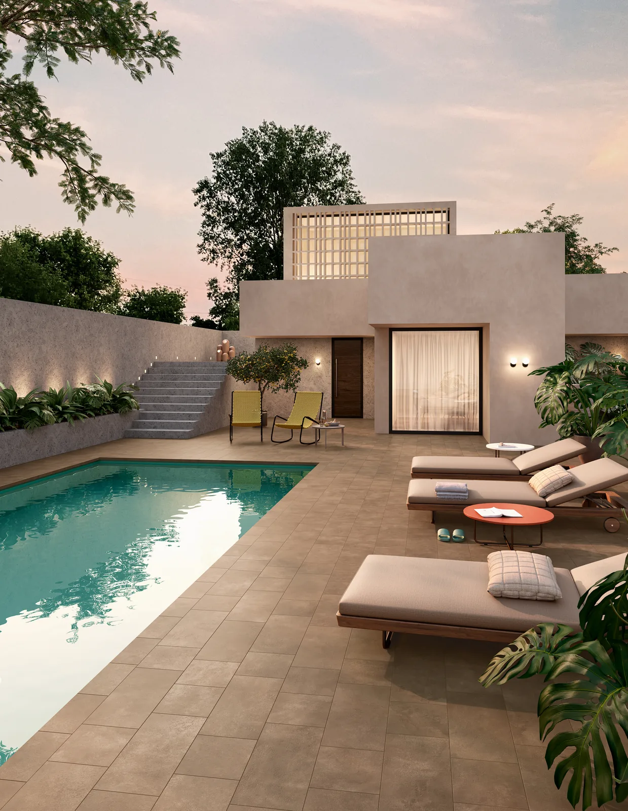 Poolterrasse mit mittelbraunen rutschhemmenden Fliesen, Sonnenliegen und Pflanzen vor einem Haus am Abend