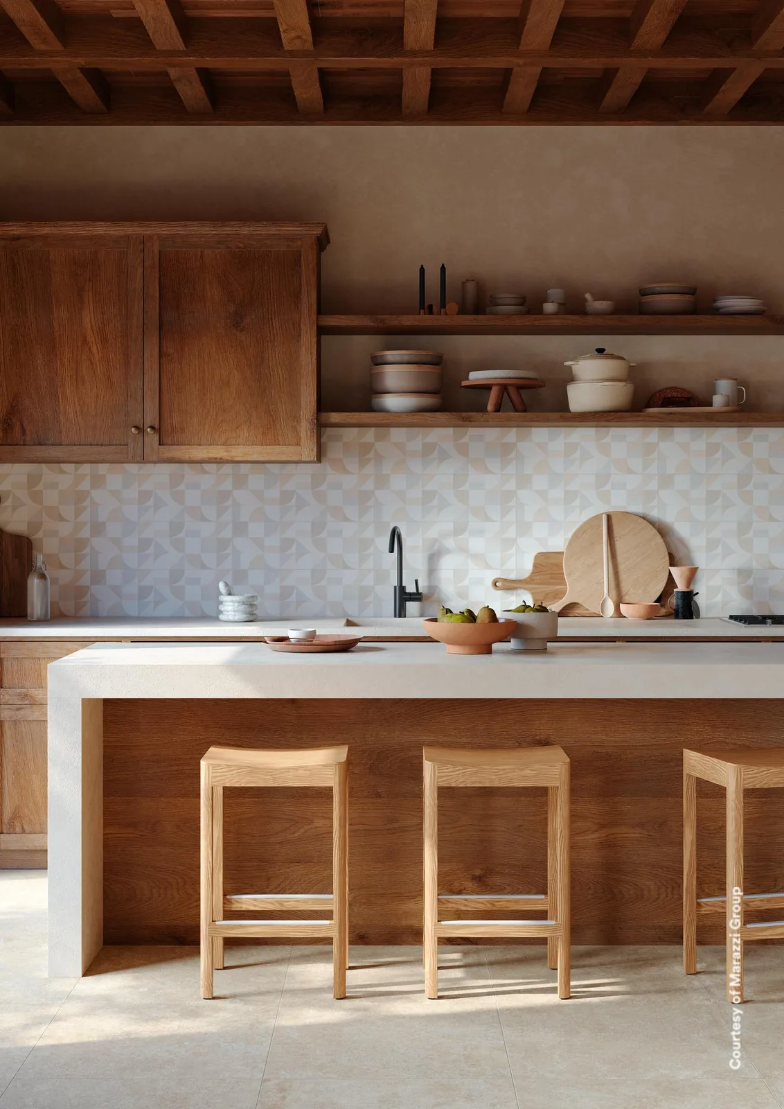 Küche mit Fliesenspiegel aus Marazzi Room Wall Decoro Seventies mit geometrischem Muster
