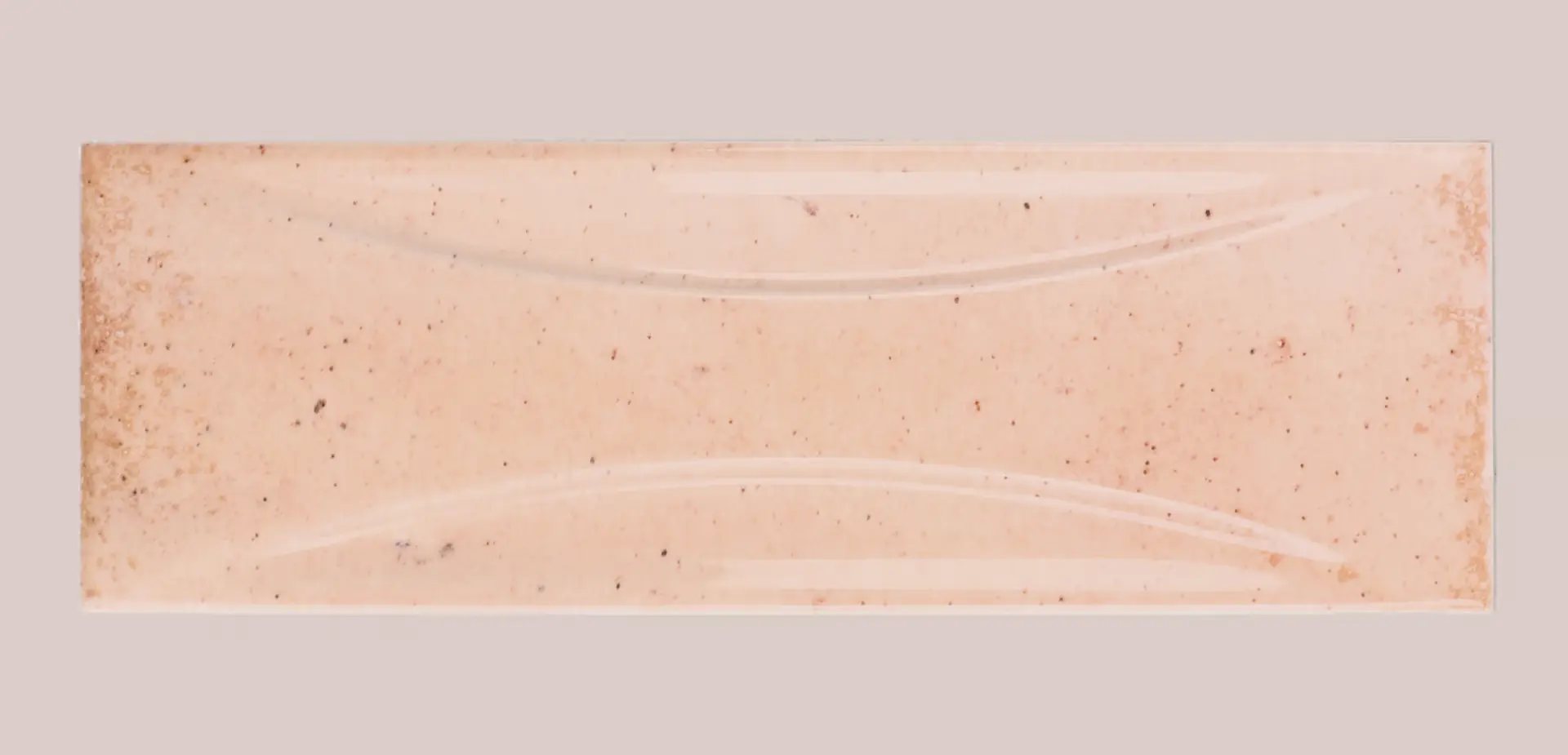 Hanoi Wandfliese in Pink Glasur, Format 6,5x20 cm, Studio Aufnahme frontal vor weißem Hintergrund.