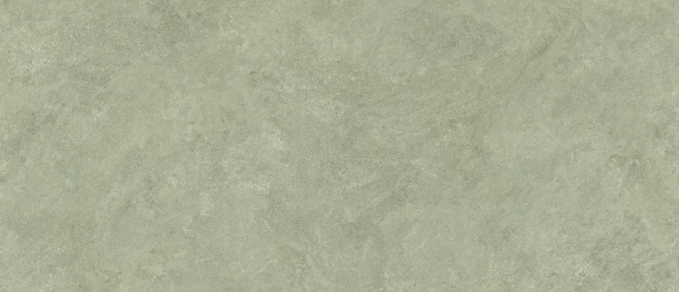 Boost Icor Oyster von Atlas Concorde: zart graugruener Feinsteinzeug in matter Steinoptik, 120 x 278 cm