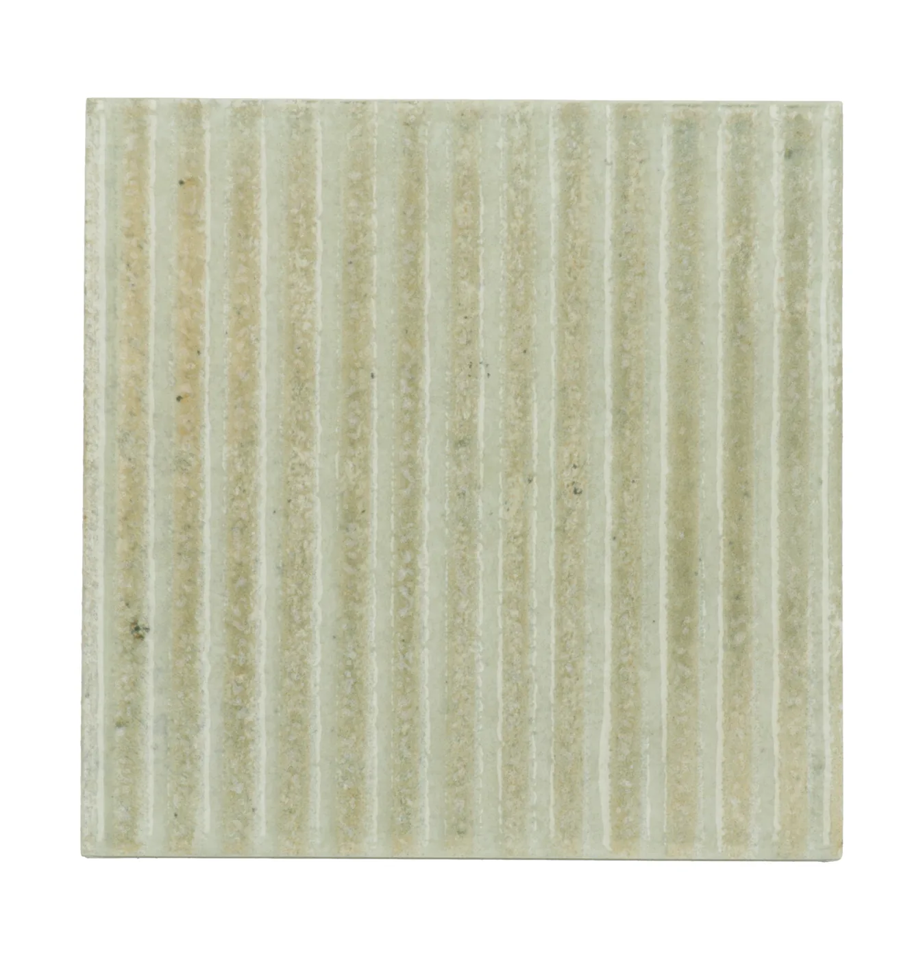 Salbeigrüne matte Keramikfliese 10×10 cm mit vertikalem Rillenrelief und changierender, handgemachter Lasur.