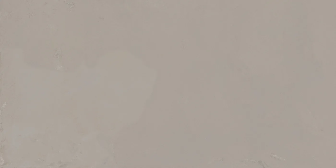 Hellgraue Fliese in Betonoptik, 60×120 cm, matt, mit sanft wolkiger Zementstruktur über die ganze Fläche