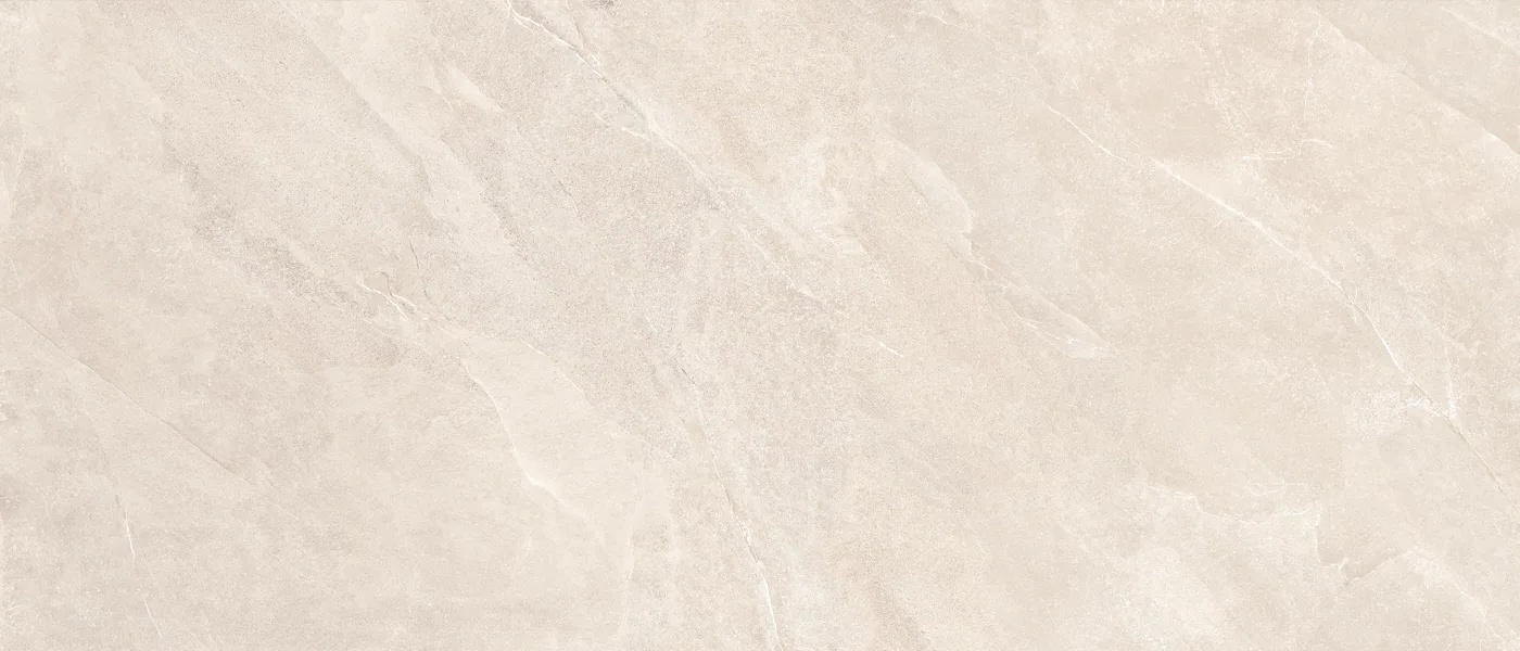Cremeweiße Fliese 120×280 cm in Schieferoptik mit beigen Schlieren und mattem Finish