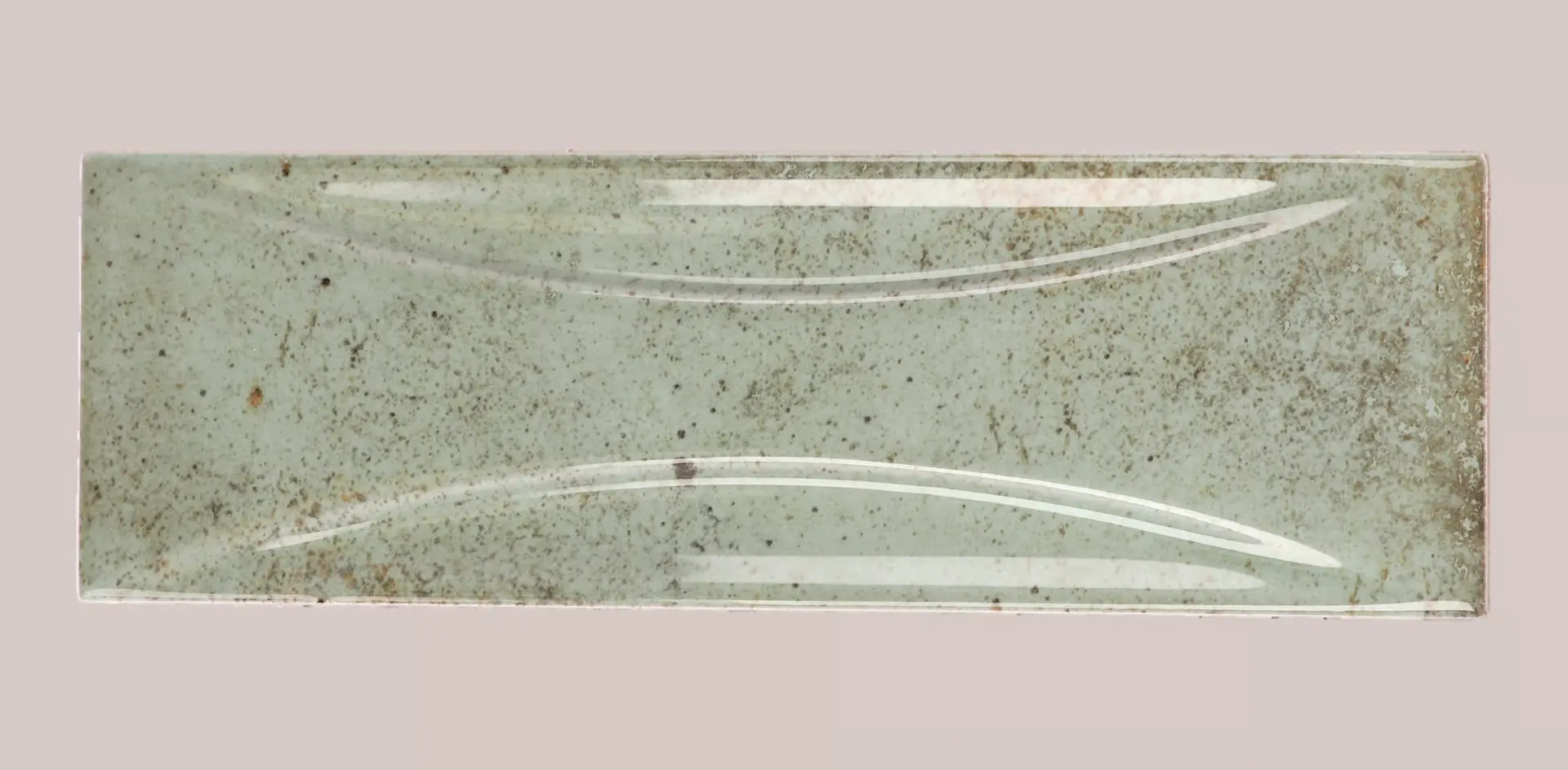 Hanoi Wandfliese in Celadon Glasur, Format 6,5x20 cm, Studio Aufnahme frontal vor weißem Hintergrund.