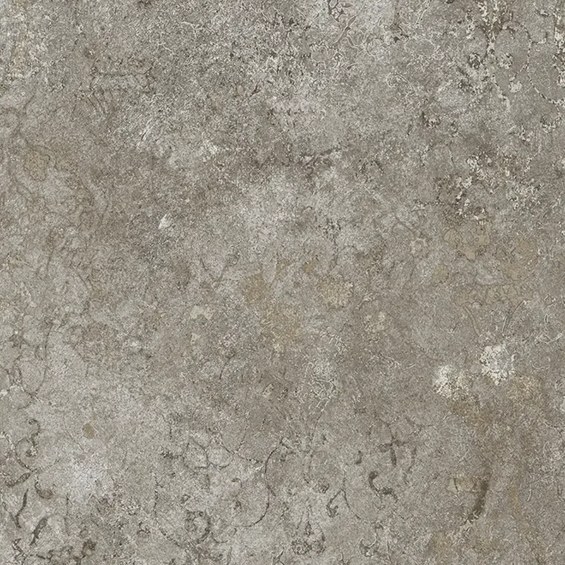 Nahaufnahme der graubraunen Oberfläche mit verblasstem Ornamentmuster und Kalkflecken, Format 120×120 cm.