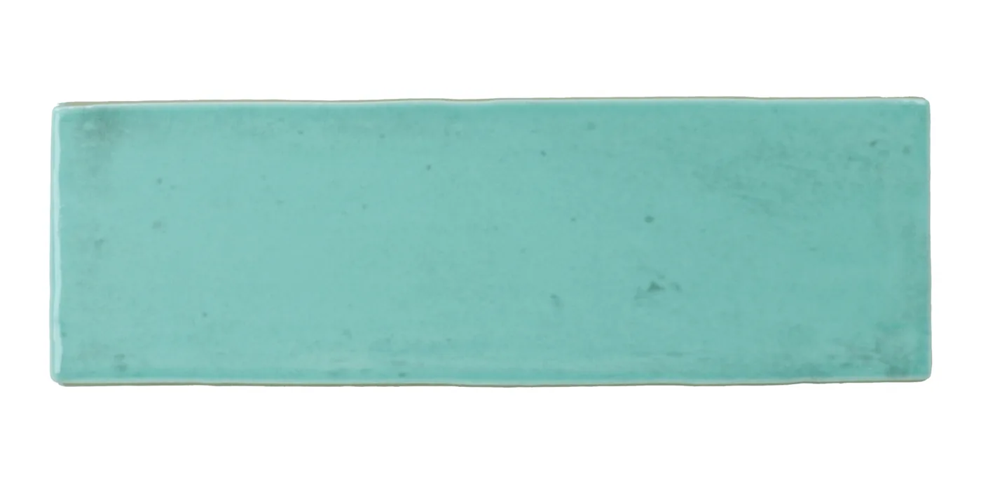 Glänzende Riemchenfliese 5x15 cm in türkisem Aquamarin mit leicht welliger, handgemachter Oberfläche.