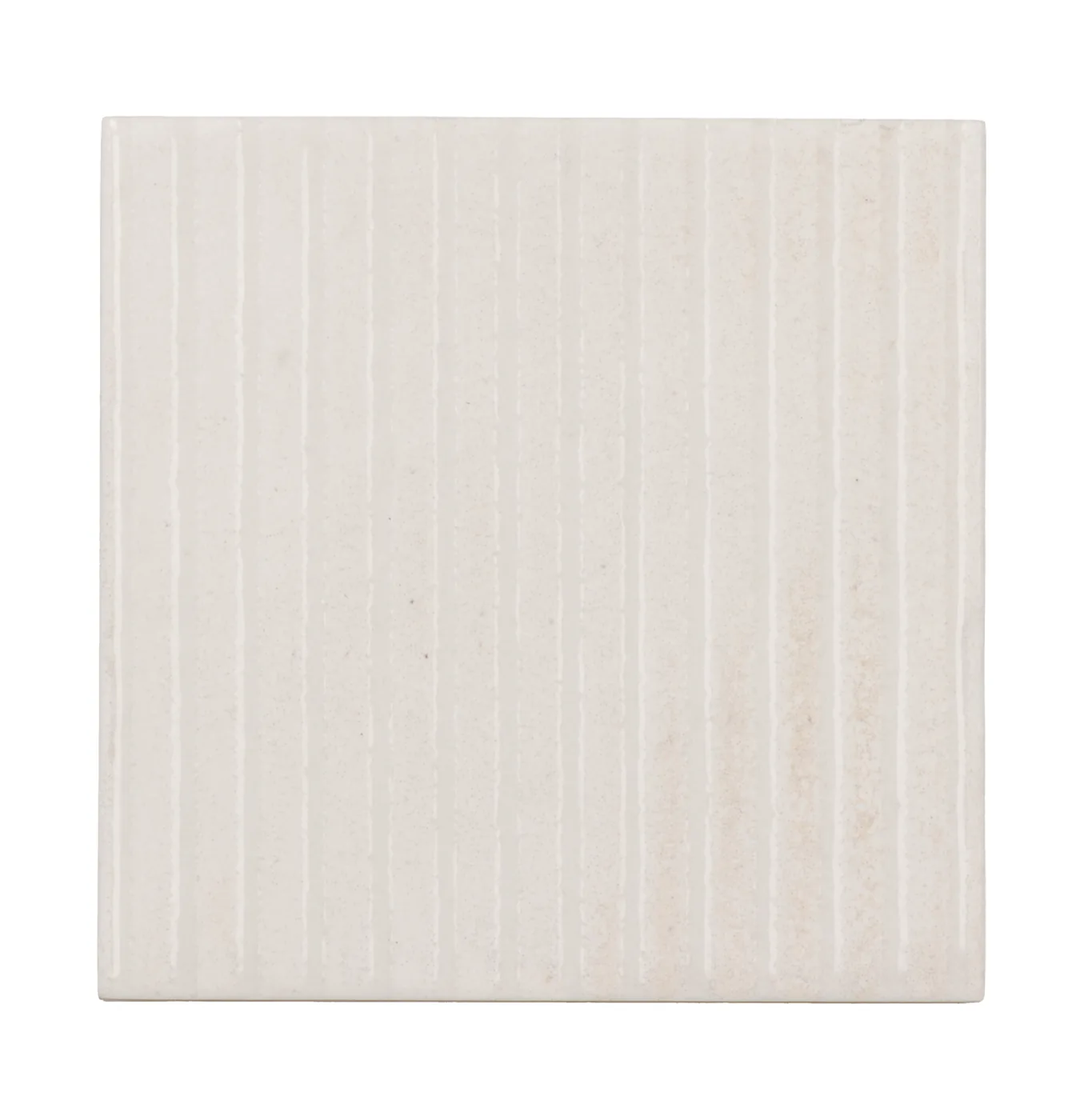 Cremeweiße matte Keramikfliese 10×10 cm mit vertikalem Rillenrelief und changierender, handgemachter Lasur.