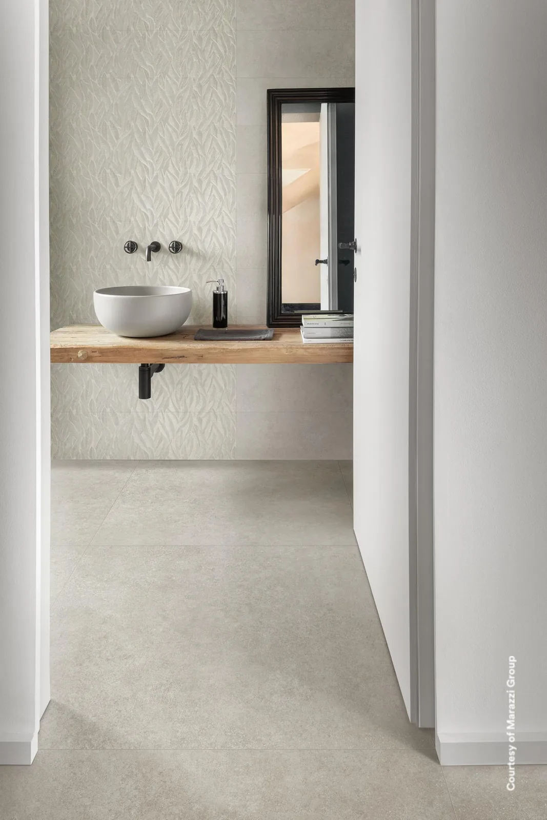Badezimmer mit Marazzi Room Wall in Bianco und Decoro Oleander hinter dem Waschbecken