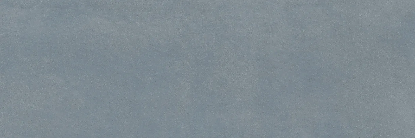 Graublaue Wandfliese im Querformat 40×120 cm mit matter Betonoptik, weicher Wolkung und feiner Spachtelstruktur