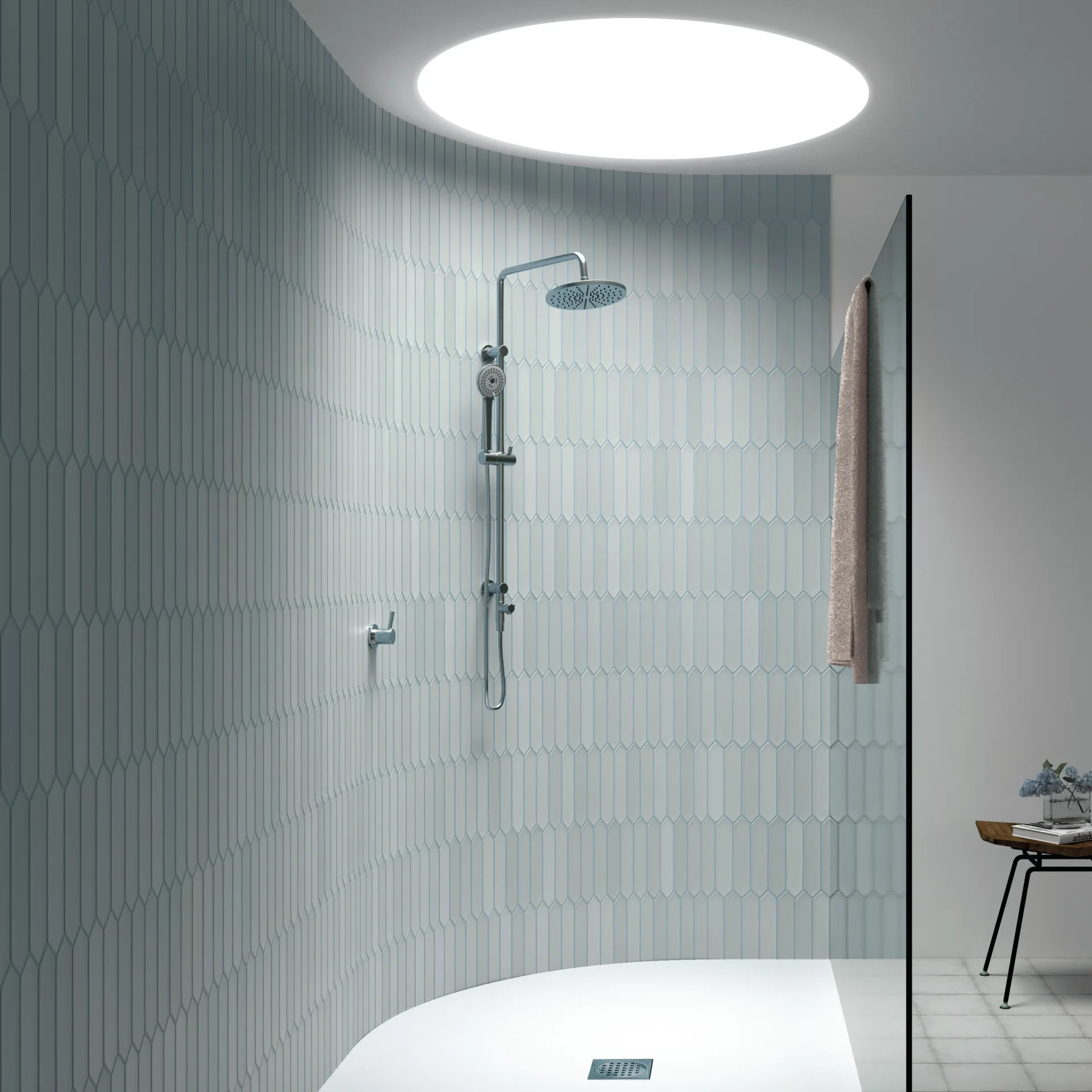 Dusche mit hell graublauen, spitz zulaufenden Wandfliesen, Regenbrause und Handbrause an der Wand.