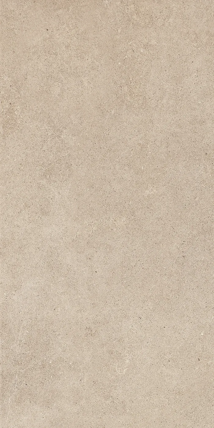 Sandbeige Feinsteinzeug-Fliese 30×60 cm in Steinoptik, strukturierte, leicht raue Oberfläche, feine Einsprengsel.