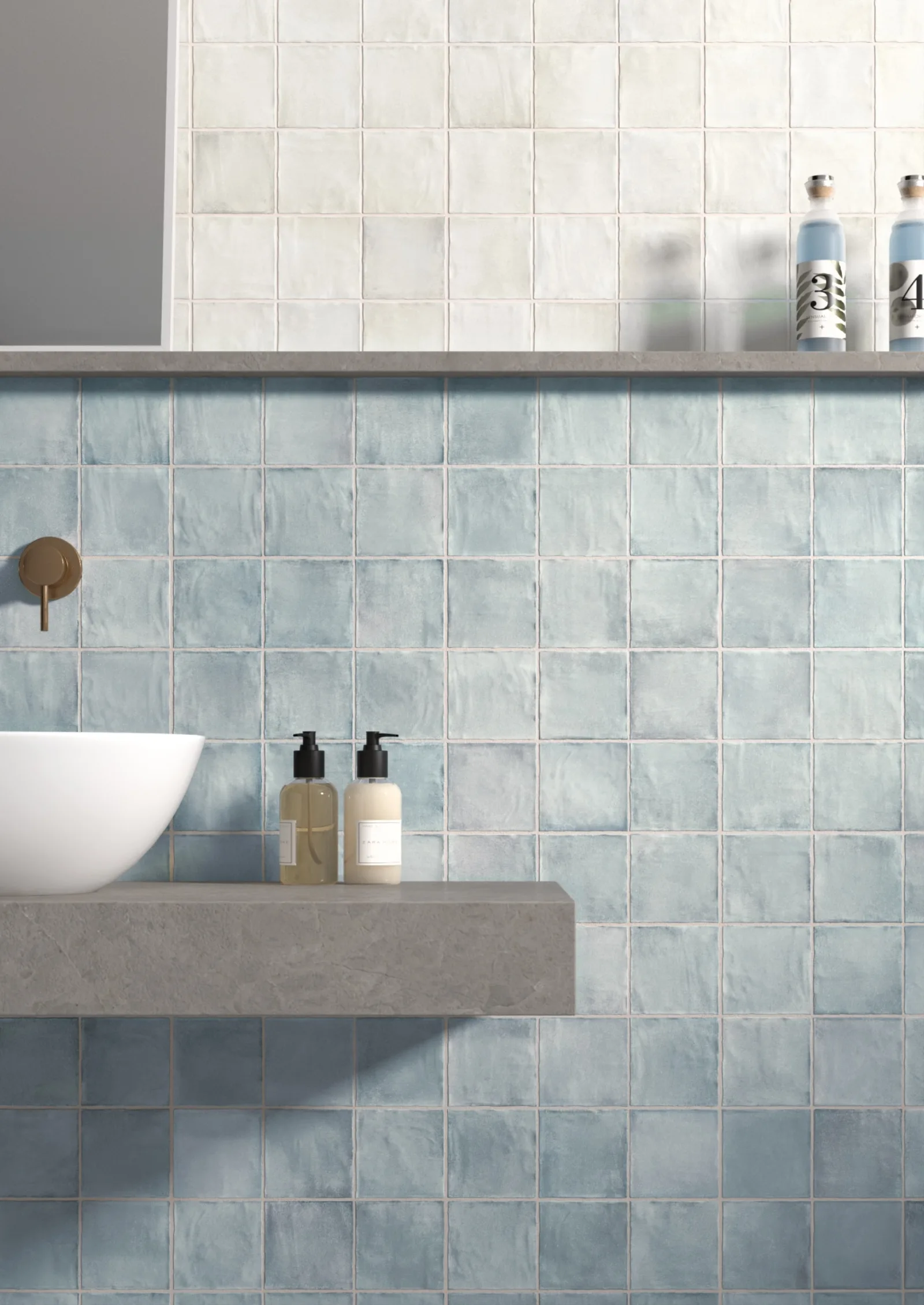 Bad mit hellblauen Fliesen Equipe Sabbia Storm Blue 10x10 cm, weißem Band aus Silica White, Ablage und Becken.