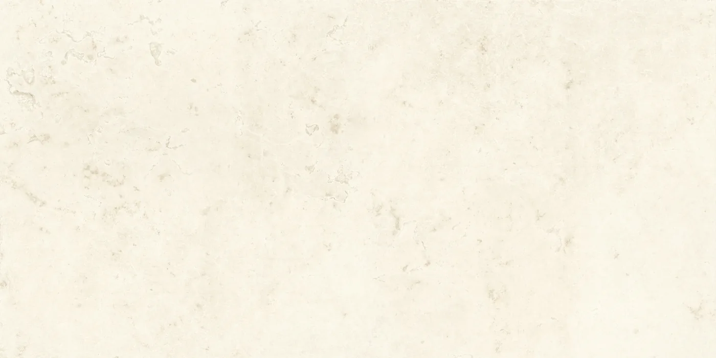 Cremeweiße Steinoptik-Fliese mit ruhiger Fläche und zarten hellen Wolken, 60×120 cm, in rutschhemmender Strukturoberfläche