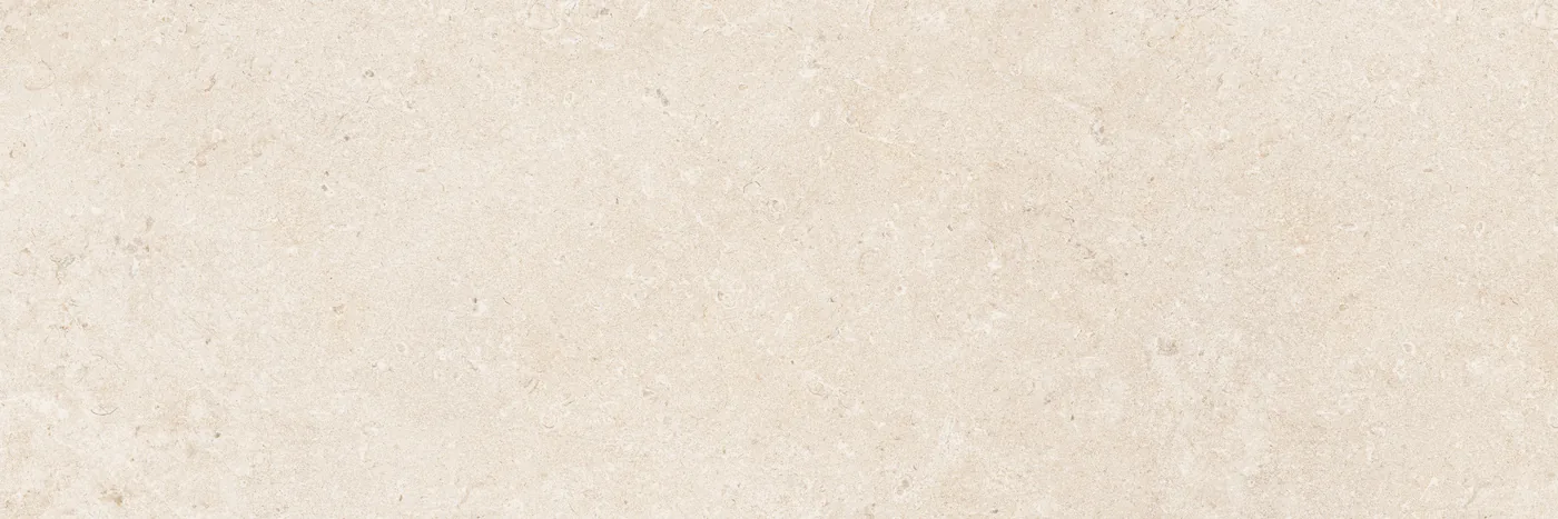 Cremeweiße Wandfliese 30×90 cm in matter Kalksteinoptik mit feiner, gleichmäßiger Körnung und hellen Einschlüssen.