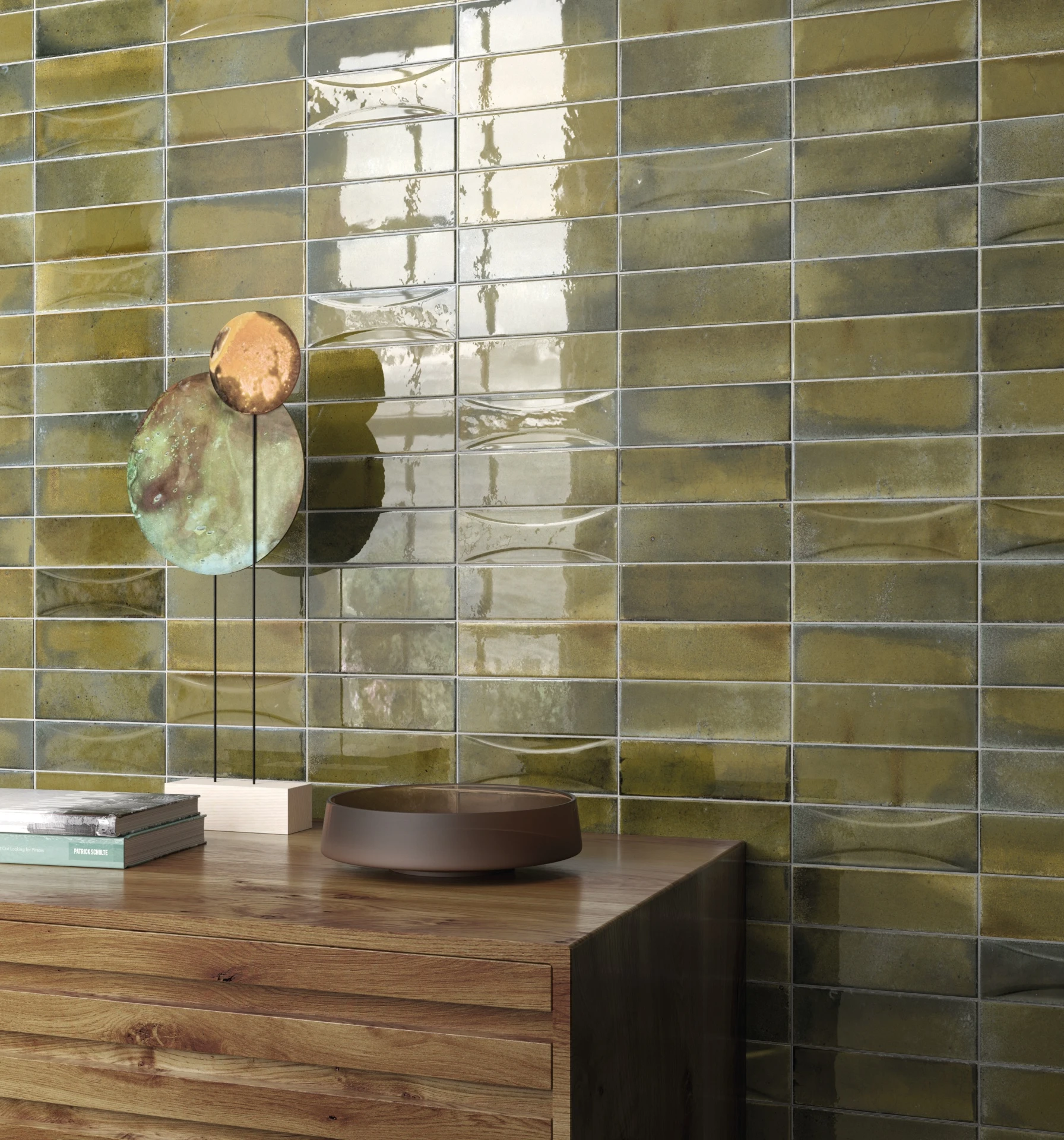 Raumszene mit verlegten Hanoi Wandfliesen in Wild Olive Glasur, Showroom im Vintage Stil.