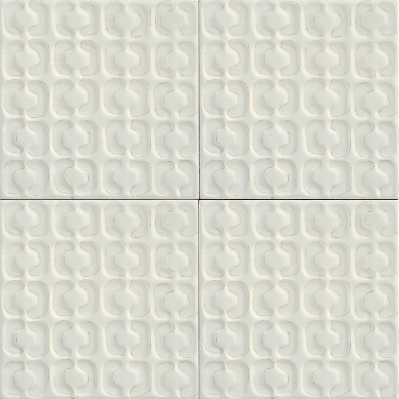 Vier weiße Reliefliesen 15x15 cm, seidenmatt, mit erhabenem Muster aus ineinandergreifenden, gerundeten Bogenformen.