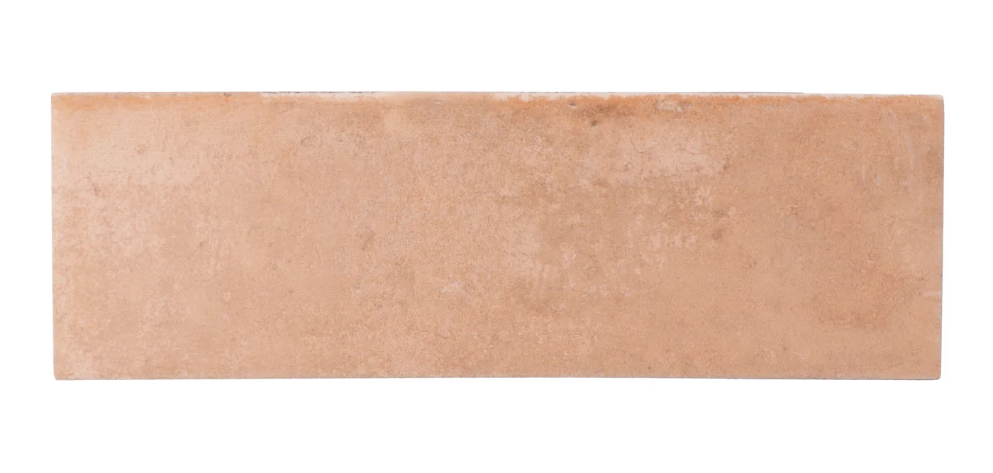 Apricot-roséfarbene matte Keramikfliese 6×18,6 cm in handgemachter Zellige-Optik mit changierender, lebendiger Lasur.