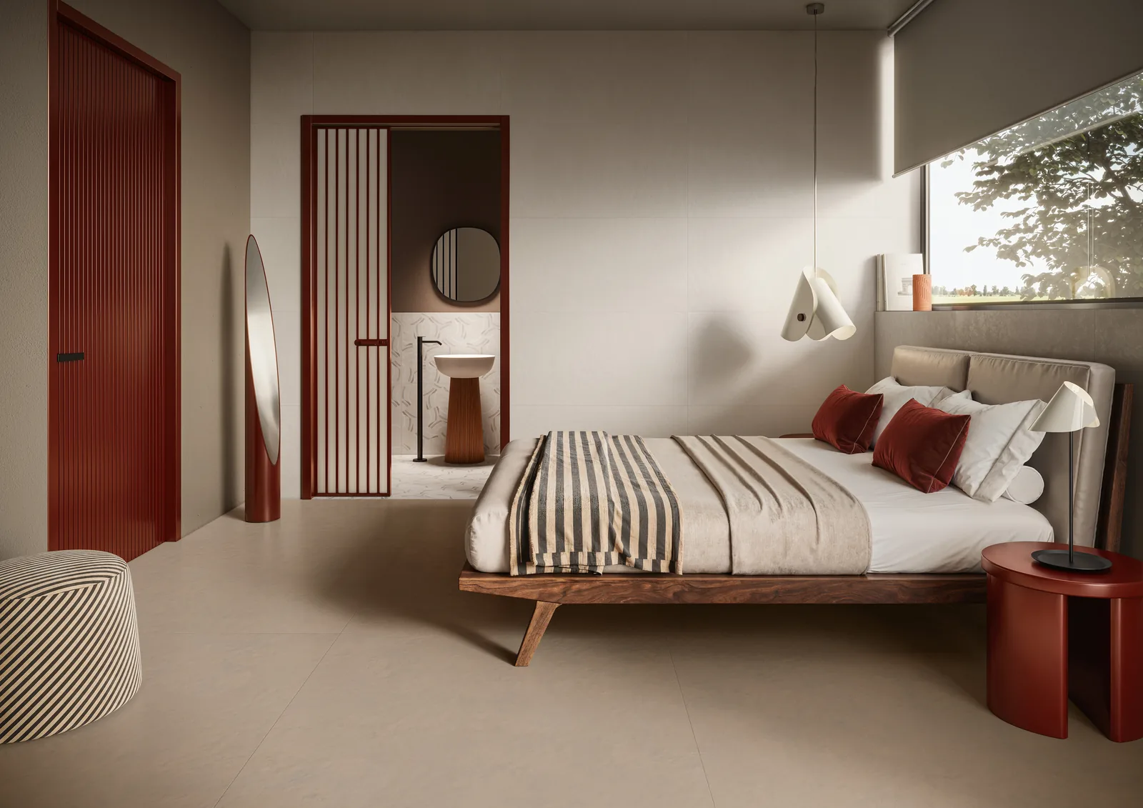 Schlafzimmer mit taupefarbenem Großformat-Boden, cremeweißer Wand, Holzbett und roten Türen